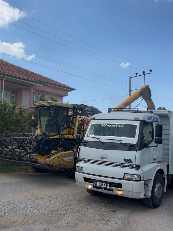 Biçerdöver kamyona hububat boşaltıyor